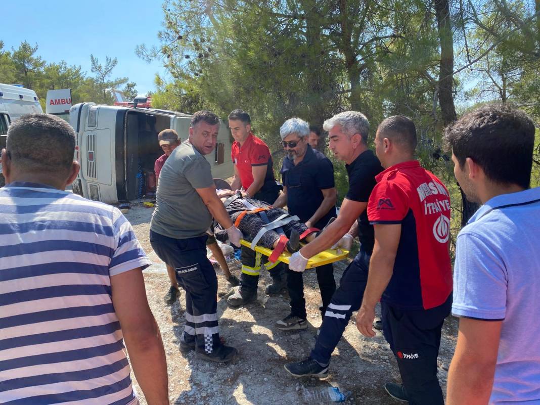 Mersin'de tarım işçilerini taşıyan minibüs devrildi: 7 yaralı 10